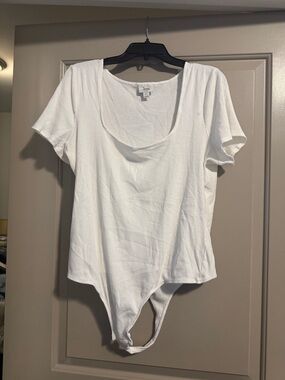 Jenni White Ribbed Short Sleeve Scoop Neck Bodysuit